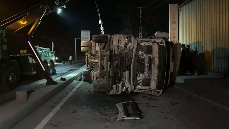 Eyüpsultan'da Hafriyat Kamyonu Devrildi: 1 Yaralı