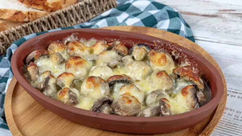 Fırından Yeni Çıkmış Kaşarlı Mantar Güveç: Bir Lokmada Bağımlılık Yaratacak Lezzet!
