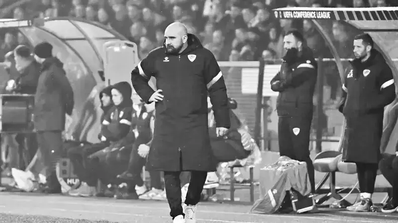 Futbol Dünyasını Sarsan Acı: Teknik Direktör Maç Sırasında Kalbine Yenik Düştü!