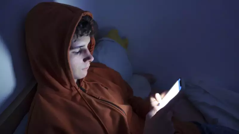 Gençlerin Yön Tabelası Pozları Tehlikeli Akıma Dönüştü