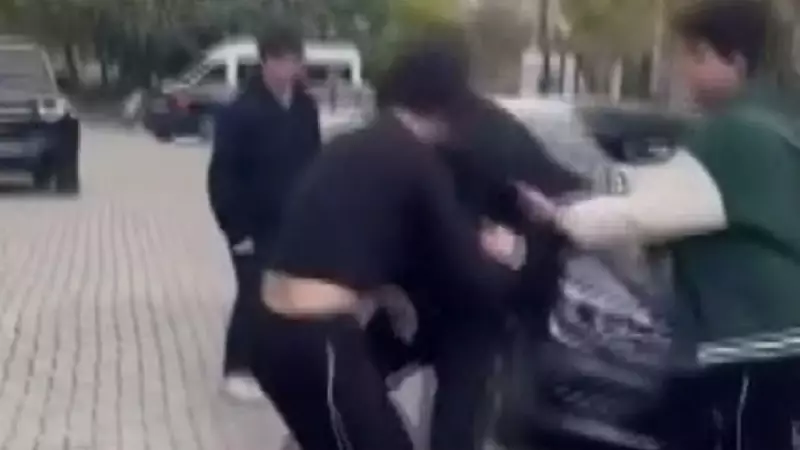 Güngören'de Lise Bahçesinde Bıçaklı Kavga: 1 Yaralı