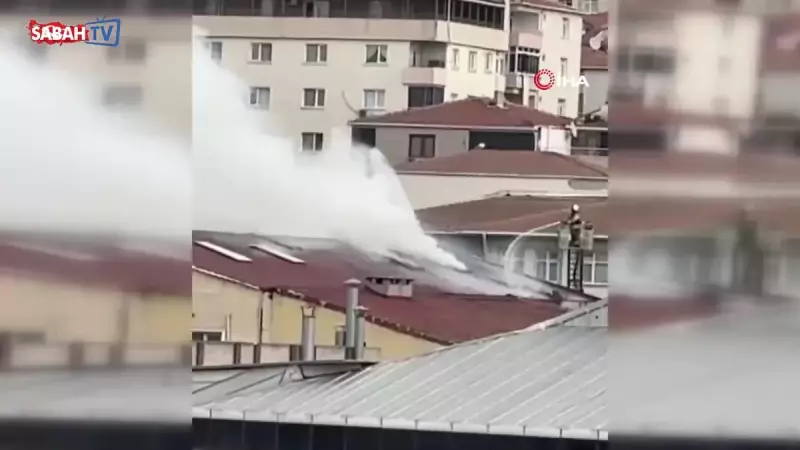 Güngören'de Tekstil Fabrikasında Yangın: Çatı Alev Alev Yandı