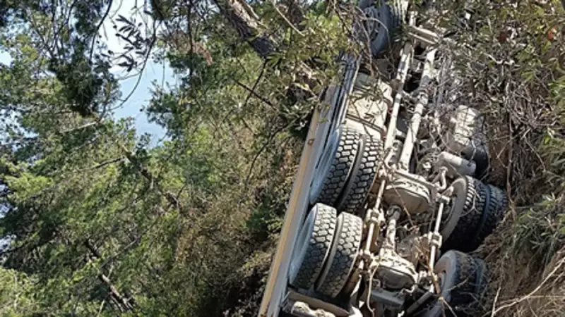 Hatay'da Hafriyat Kamyonu Uçuruma Yuvarlandı: Sürücü Yaralı