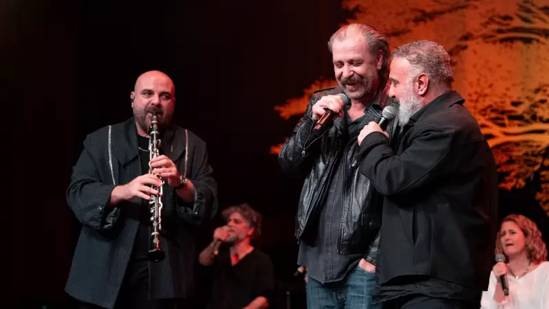 Hep Barabar İlk Sahnesinde Ünlüleri Buluşturdu