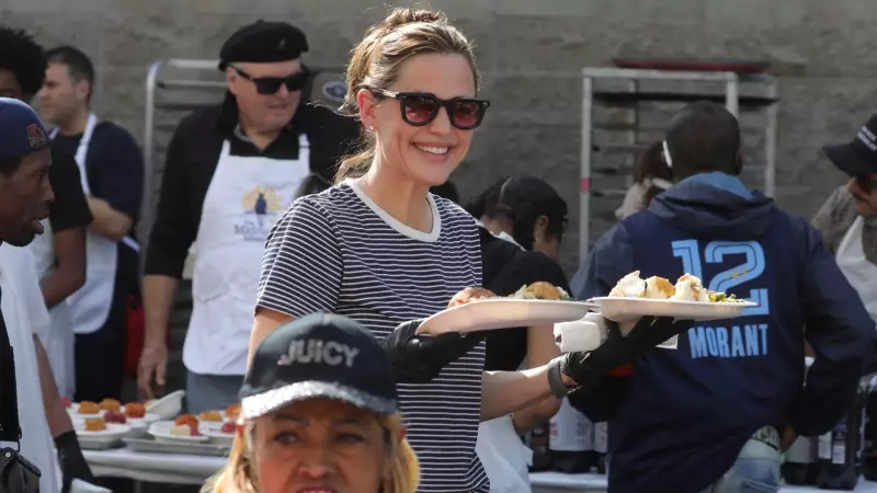 Jennifer Garner Yoksullara Yemek Dağıttı: Ünlü Oyuncu Gönüllü Çalıştı