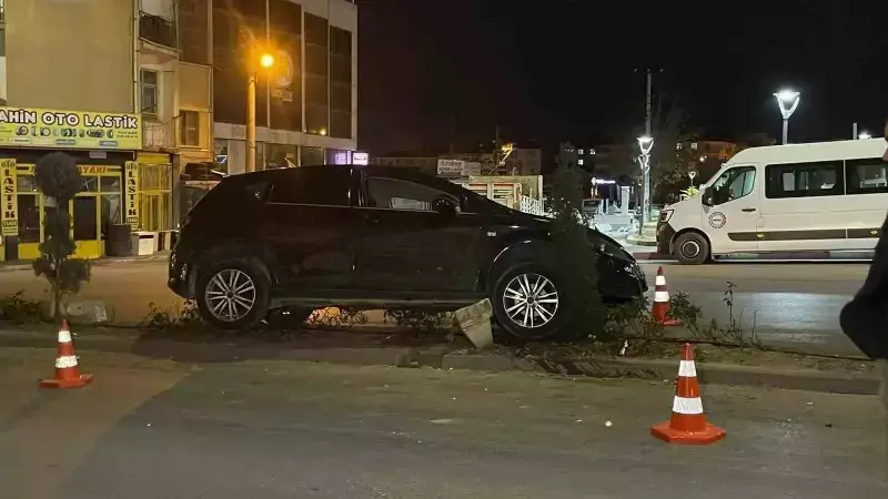 Karaman'da Otomobil Refüje Çıktı: Sürücü Yaralanmadan Kurtuldu