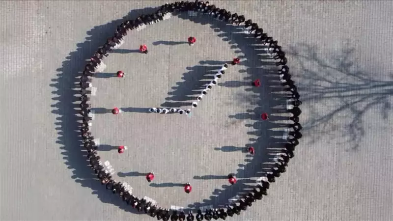 Kars'ta İlkokul Öğrencilerinden 09.05 Saat Koreografisiyle Atatürk Anması