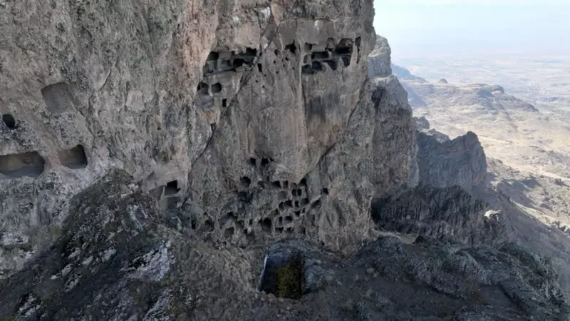 Kayseri'deki 2 Bin Yıllık Öksüt Kalesi Zamana Meydan Okuyor