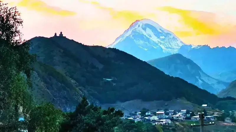 Kazbegi'de Bir Eylül Sabahı: Atların Nal Sesleri ve Sosyal Medya Etkisi