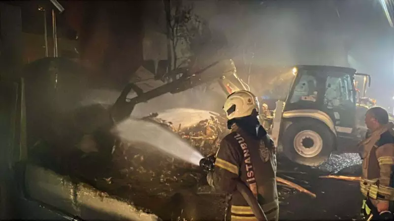 Küçükçekmece'de Hurda Deposunda Yangın: İtfaiye Müdahalesi