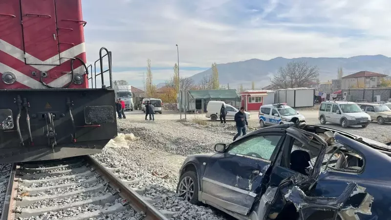 Malatya'da İnanılmaz Kaza: Otomobile Lokomotif Çarptı, Sürücüden Şaşırtan Tepki!