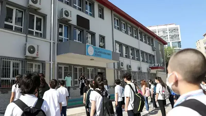 MEB 2025-2026 Tatil Takvimi Açıklandı: İşte Öğrencileri Bekleyen Tatiller