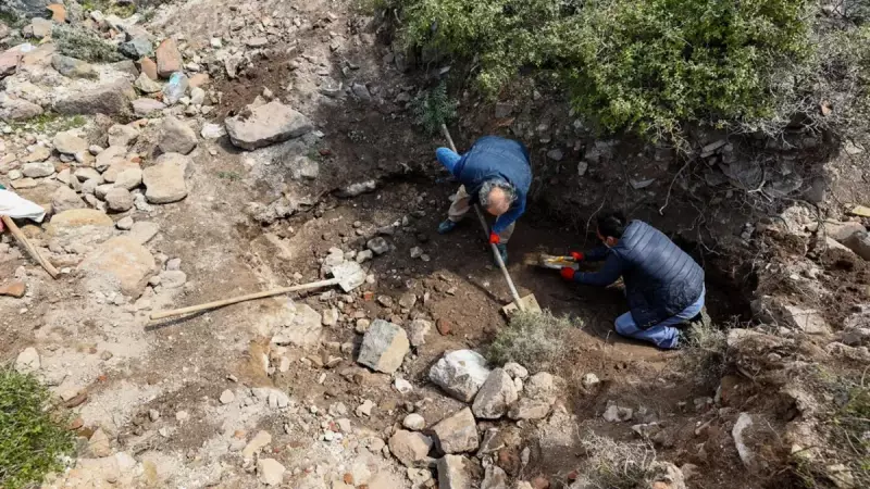 Mersin'de Kaçak Kazı: 4 Şüpheli Yakalandı, 85 Tarihi Eser Ele Geçirildi