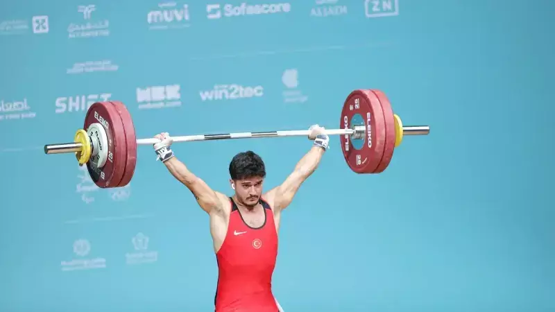 Milli Halterci Muhammed Furkan Özbek Riyad'da 2 Altın Madalya Kazandı