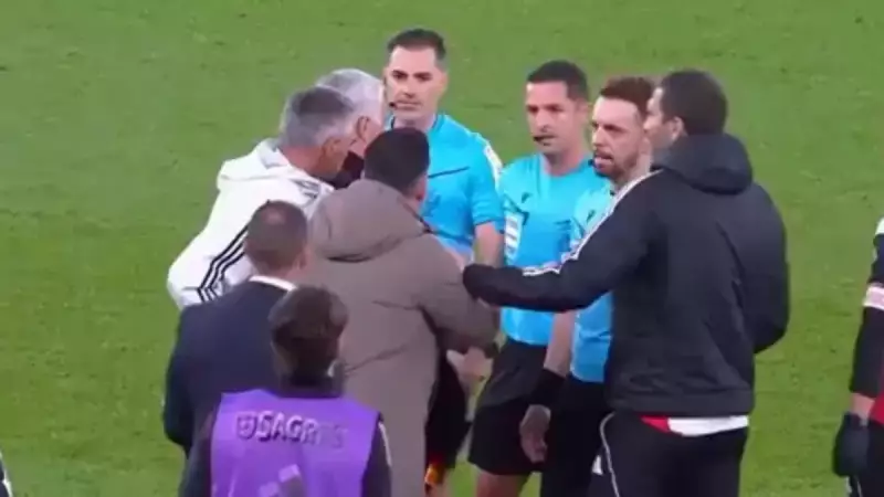 Mourinho Benfica'da Çılgına Döndü! Hakeme Yürüdü