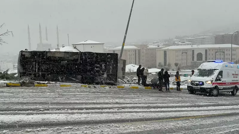 Nevşehir'de Buzlanma Nedeniyle İşçi Servisi Devrildi: 14 Yaralı