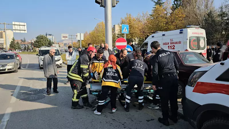 Çorum'da İki Araç Çarpıştı: 2 Yaralı, Bir Kişi Araçtan Kurtarıldı