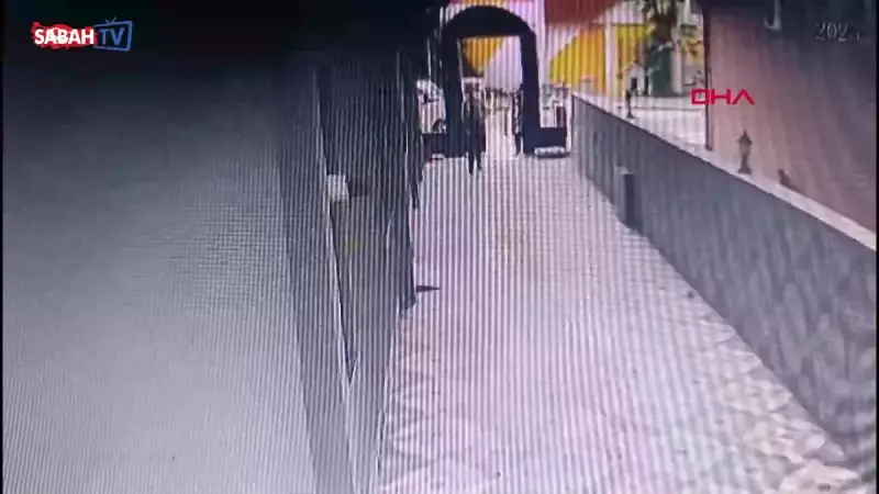 Pendik'te Cinayet ve İntihar: Eşini Bıçaklayan Adam Kameralara Yansıdı