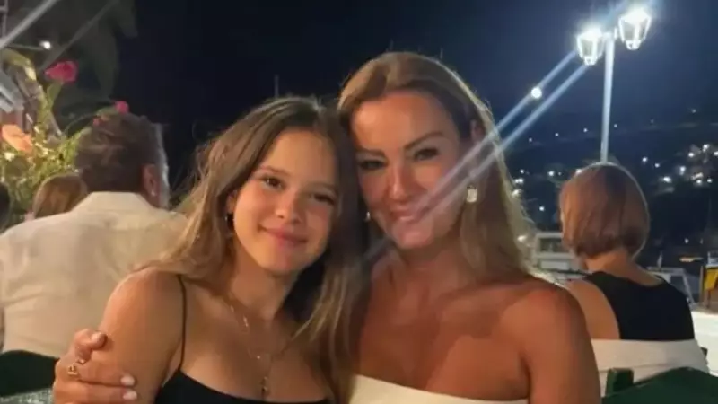 Pınar Altuğ'un Kızı Lara, Podyumda Annesinin İzinden Gidiyor! 16 Yaşında Zarafetiyle Herkesi Büyüledi