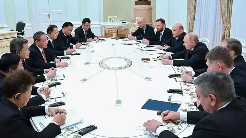 Putin ve Çin Başbakanı Li Moskova'da Stratejik İş Birliğini Görüştü