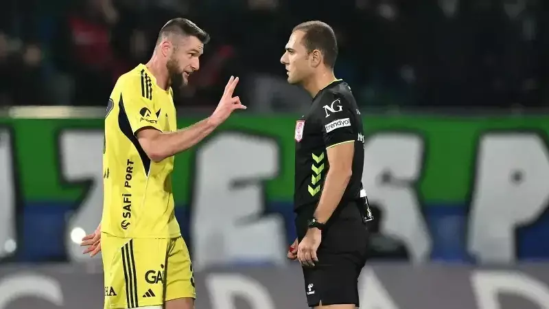Rizespor, Fenerbahçe'ye 5-2 Yenilerek Hakeme Sert Tepki Gösterdi