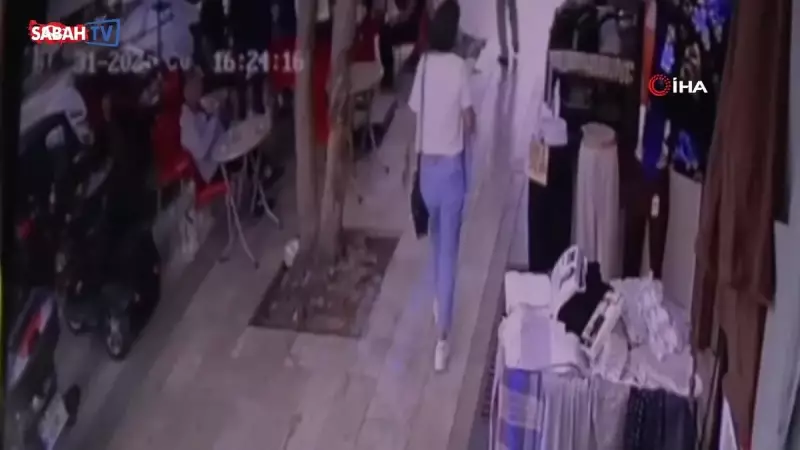 Son Saniyede Kaçtı! Dev Ağaç 5 Aracın Üzerine Devrildi