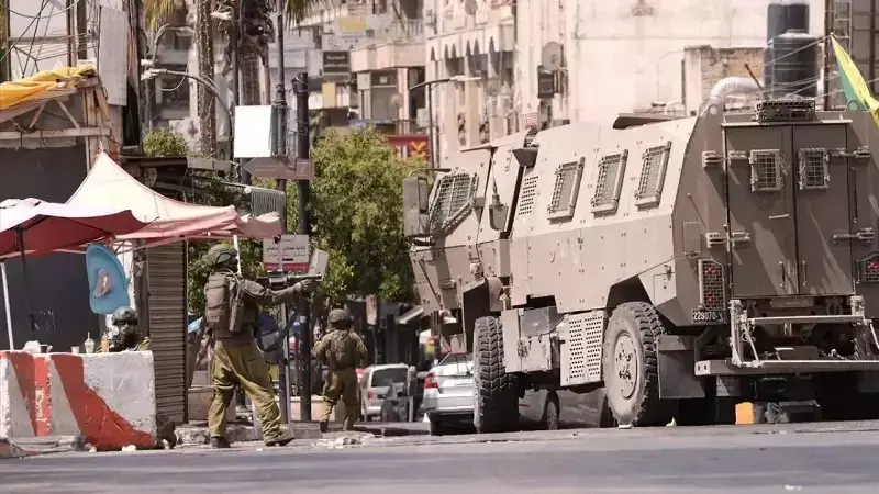 İsrail Ordusu Batı Şeria'da 32 Filistinliyi Gözaltına Aldı, 10 Yaralı