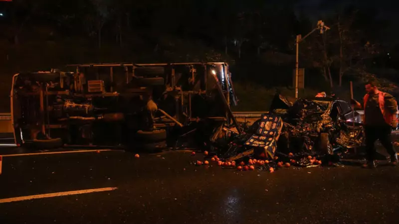 İstanbul TEM Otoyolu'nda Meydana Gelen Kazada 2 Kişi Yaralandı