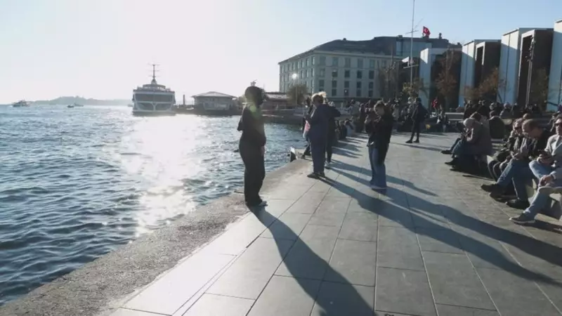 İstanbul'da Ara Tatil Sonunda Güneş Sahilleri Doldurdu