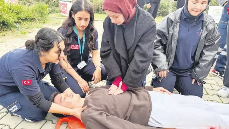 İstanbul'da Gençler Deprem Tatbikatı ile Afetlere Hazırlanıyor