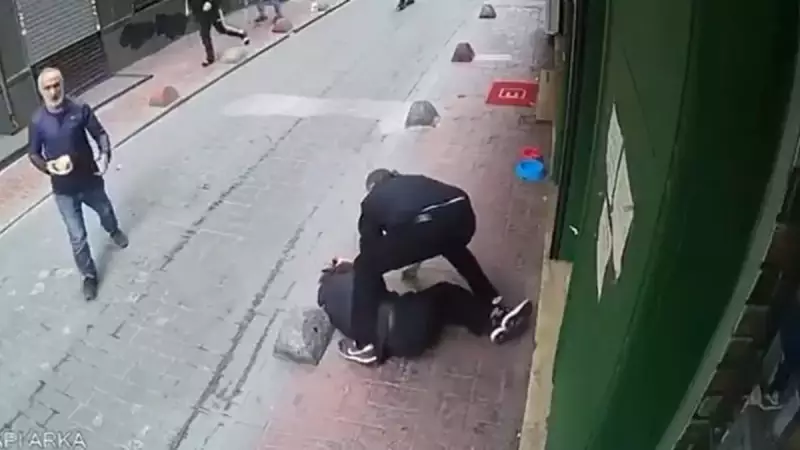 İstanbul'da Güvenlik Görevlisi Alkollü Adamı Döverek Tutuklandı