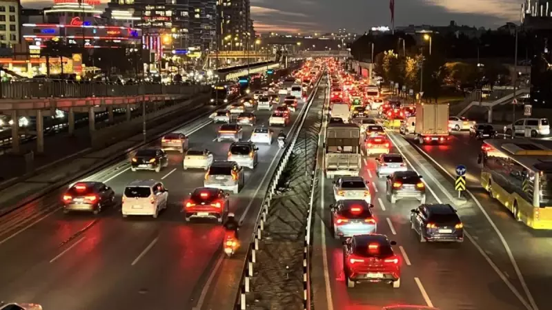 İstanbul'da Trafik Kilitlendi: Yoğunluk %85'e Ulaştı