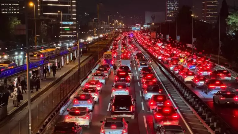 İstanbul'da Trafik Yoğunluğu %85'e Ulaştı: Köprüler Kilitlendi