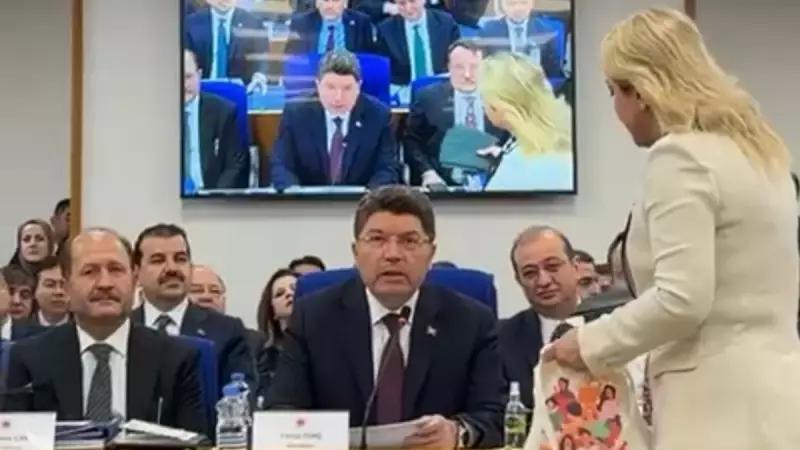 TBMM'de Provokasyon: CHP'li Kaya'dan Bakan Tunç'a Siyah Zarf