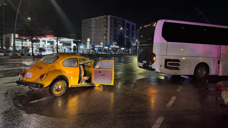 Uşak'ta Otomobilin Otobüse Arkadan Çarpması: 3 Yaralı