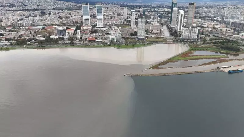 İzmir ve Muğla'da Şiddetli Sağanak: Körfez Kahverengiye Büründü