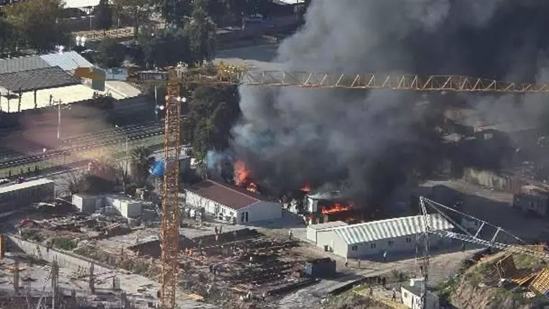 İzmir'de Şantiye Yangını: 12 Konteyner ve 2 Otomobil Küle Döndü