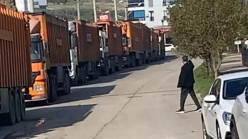İzmir'de Çöp Krizi: Harmandalı'nda Yol Kapatma Eylemi