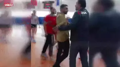 Voleybol Maçında Kavga: Antrenöre Saldırı Anları Kamerada