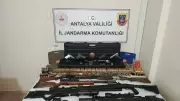 Kemer'de Jandarma Operasyonu: Evde Çok Sayıda Silah Ele Geçirildi