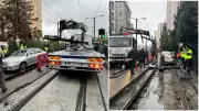 Tramvay Yolundaki Otomobil Seferleri Aksattı