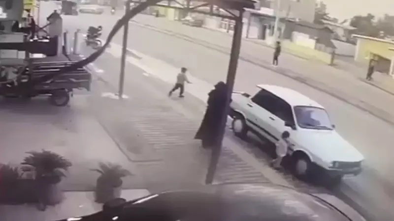 Adana'da 5 Yaşındaki Çocuğa Kamyonet Çarptı: Hayati Tehlike Devam Ediyor