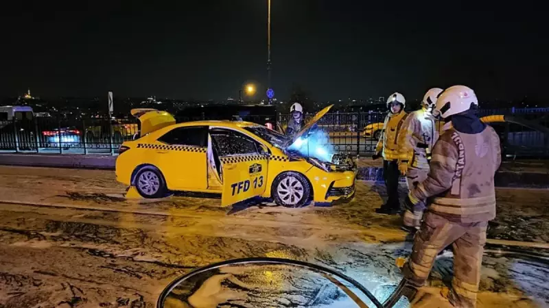 Beyoğlu'nda Seyir Halindeki Takside Yangın: 3 Yolcu Son Anda Kurtarıldı
