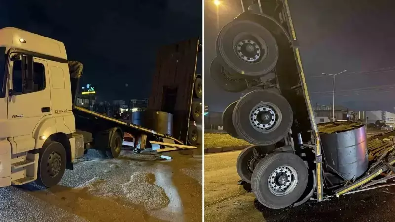 Hatay'da Tırın Dorsesi Yolda İkiye Ayrıldı: Demir Rulolar Saçıldı