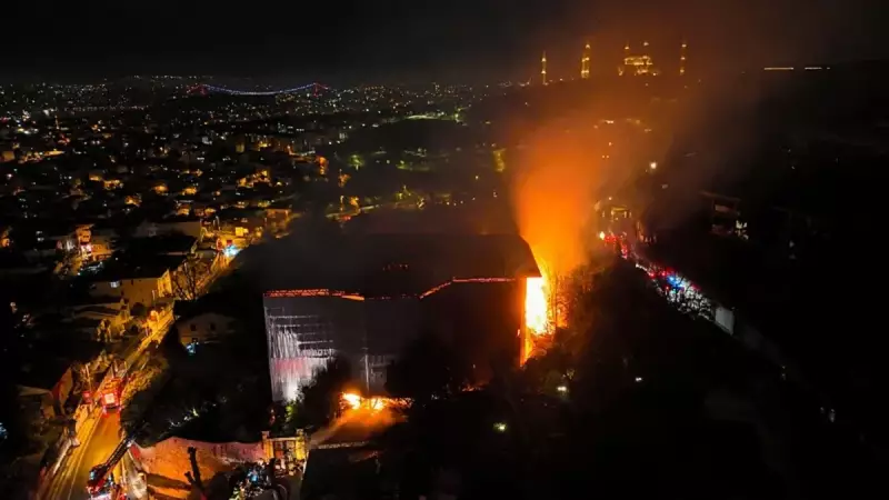 Üsküdar'da Tadilattaki Ahşap Bina Alev Alev Yandı