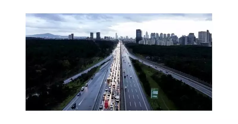 İstanbul'da Sağnak Yağış Trafiği Felç Etti: Yoğunluk %90'a Ulaştı