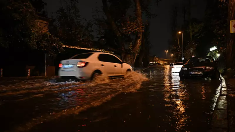 İstanbul'da Sarı Kodlu Sağanak: Şişli ve Üsküdar'da Ev ve İş Yerlerini Su Bastı