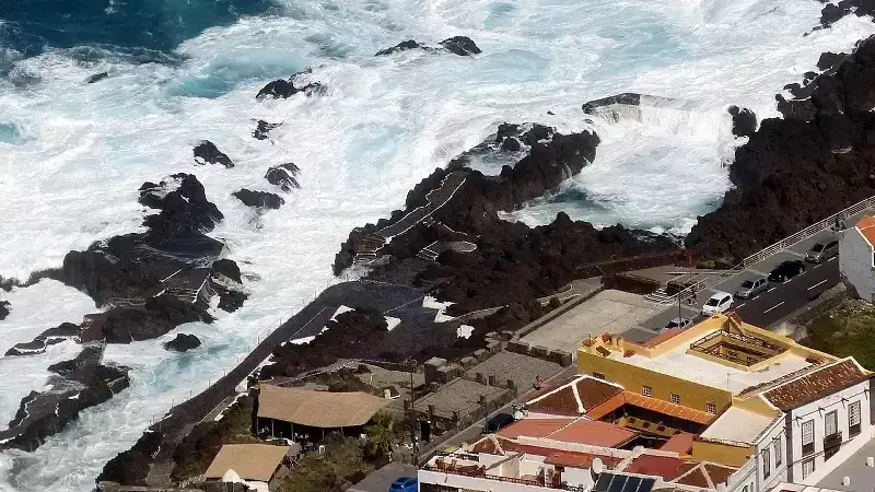 Tenerife'de Dev Dalgalar 3 Can Aldı: Los Gigantes'ta Trajedi