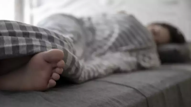 Uyurken Ayağımızı Neden Dışarı Çıkarırız? Bilimsel Açıklaması