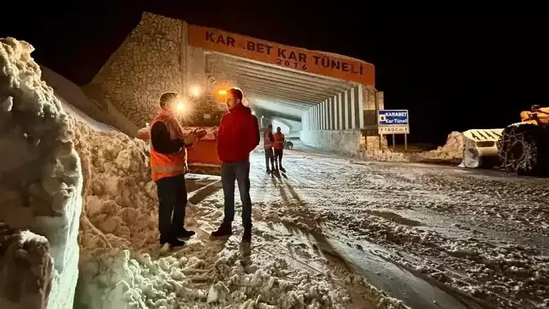 Van'da Karabet Geçidi'nde Kar ve Sis Sürücüleri Zor Durumda Bıraktı